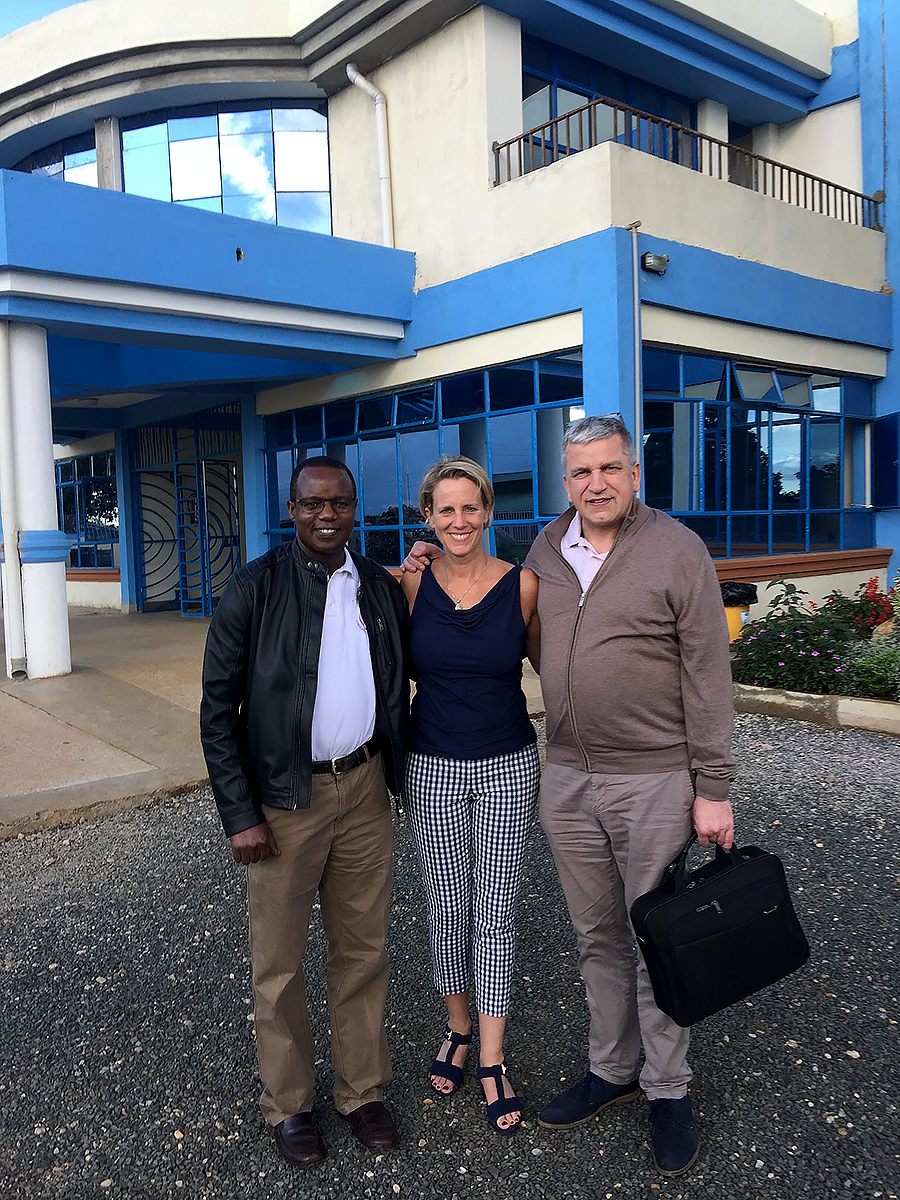 Dr. Mabeya, Dr. Conny und Dr. Scherer vor der Klinik