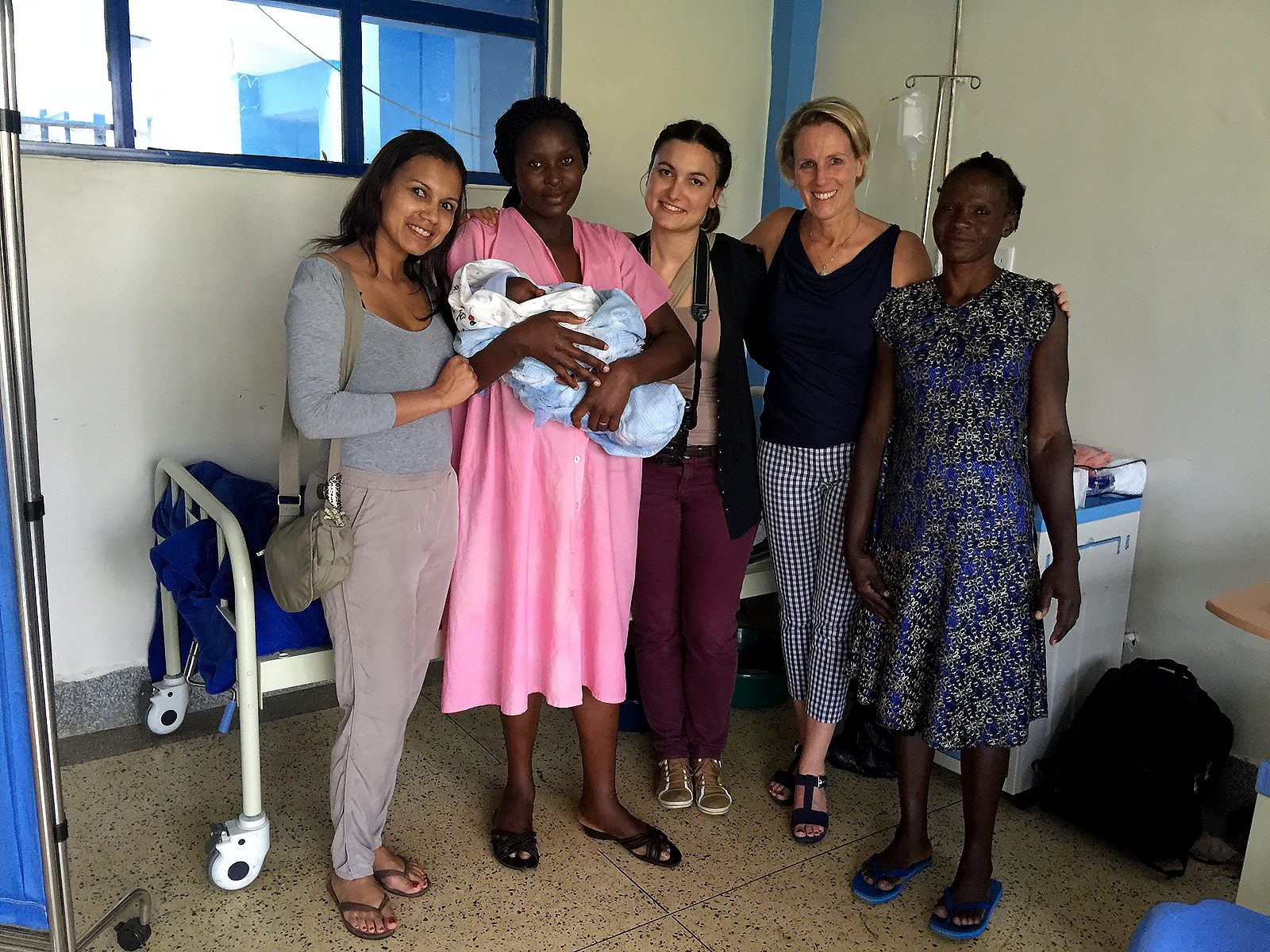 Dr. Lissa Masumbuku, Jana Bahati Heinsohn und Dr. Conny mit dem Neugeborenen und seiner Mutter