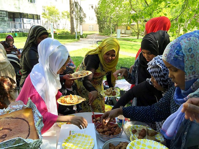 Die Frauen brachten selbstgemachte somalische Speisen mit.