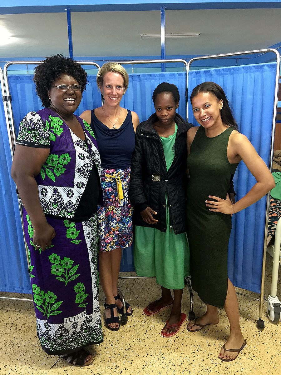 Evelyn Brenda, Dr. Conny und Dr. Lissa Masumbuku mit einer Patientin