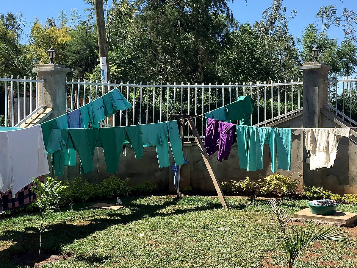 Die OP-Wäsche kommt zum Trocknen in die Sonne