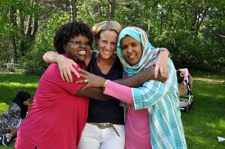 Evelyn Brenda, Dr. Cornelia Strunz und Farhia Mohamed nehmen gemeinsam jede sprachliche Hürde.