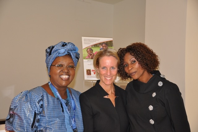 Sister Fa (Musikern und Aktivistin gegen FGM) re. im Bild, Evelyn Brenda und Cornelia Strunz.