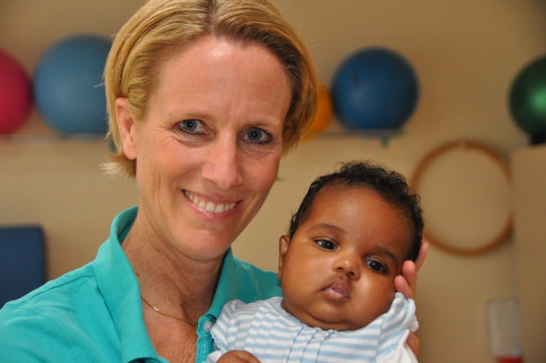 Dr. med. Cornelia Strunz mit der 2 Monate alten Muha.