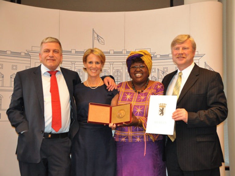 Dr. Roland Scherer. Dr. Cornelia Strunz, Evelyn Brenda und Vorstand Bernd Quoss mit der Louise-Schroeder-Medaille