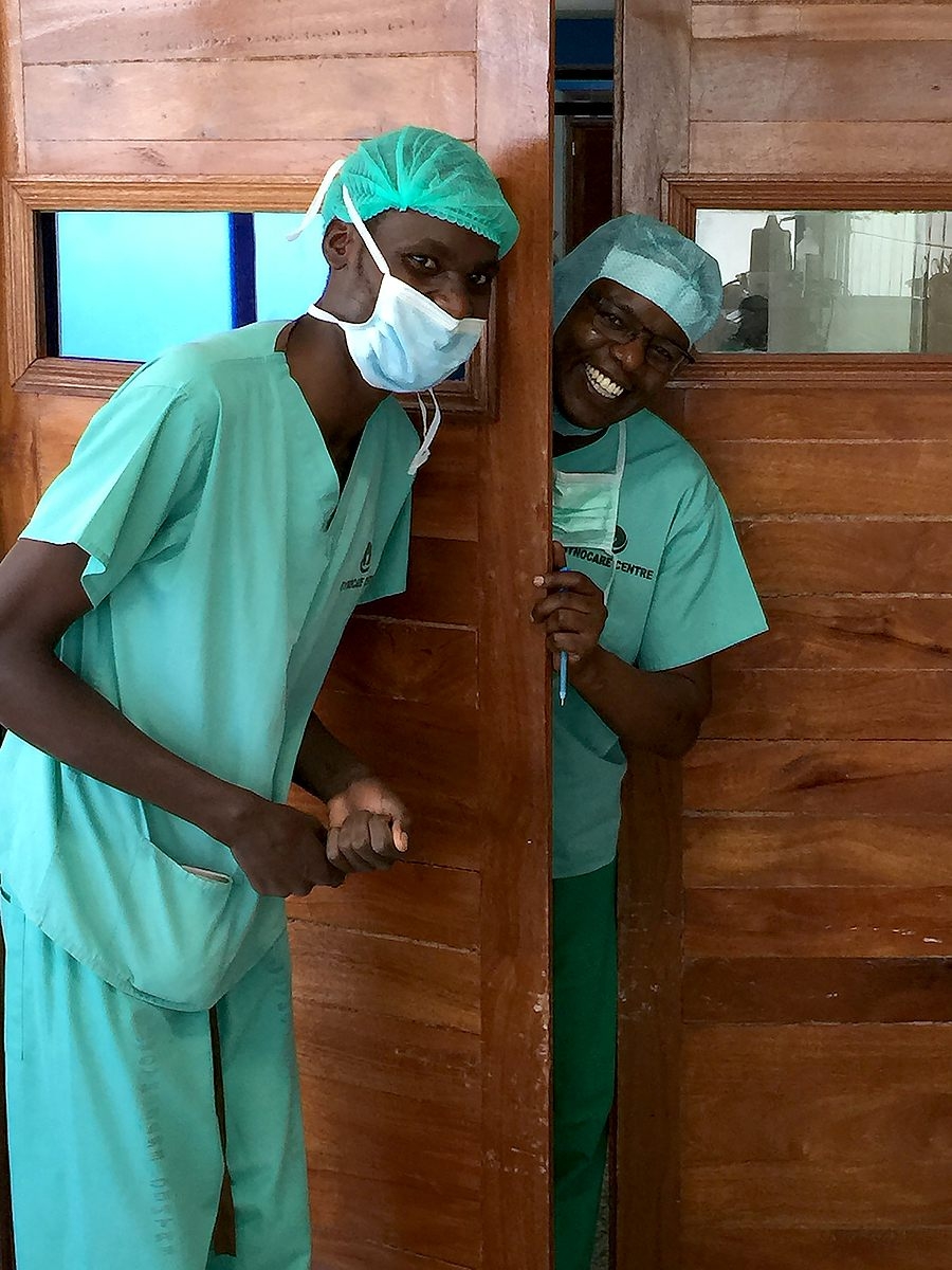 OP-Pfleger Joshua und Dr. Mabeya