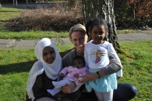 Dr. Cornelia Strunz mit unserem 2. DFC-Baby Muha, ihrer Mutter Nima und Schwester Marwa
