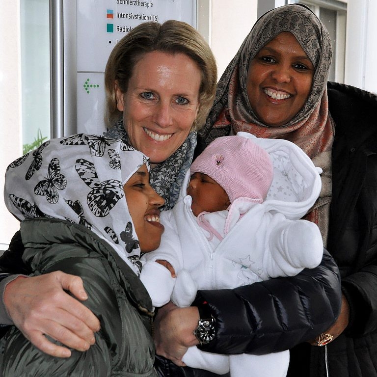 Jetzt geht es nach Hause! Muha mit der glücklichen Mama, Frau Dr. Cornelia Strunz und unserer Dolmetscherin Frau Farhia Mohamed